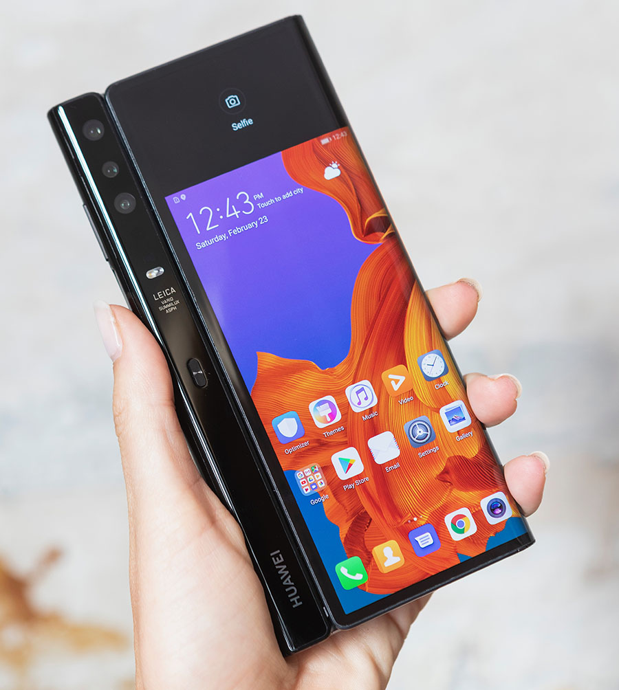 Внешний вид в сложенном состоянии смартфона Huawei Mate X. logo Huawei until 2021